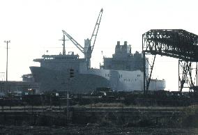 (1)U.S. Navy ship unloads military supplies in Turkey